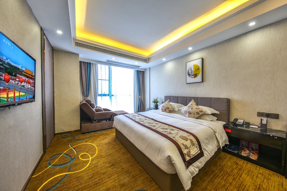 Executive Suite, 1 King Bed, Smoking - Photo 3