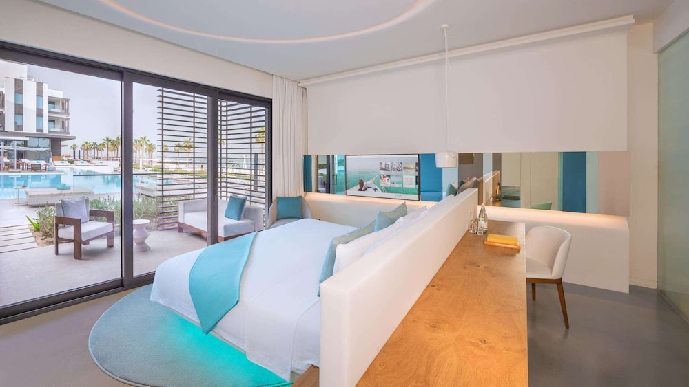 Signature Suite Pool Access King thumbnail 5