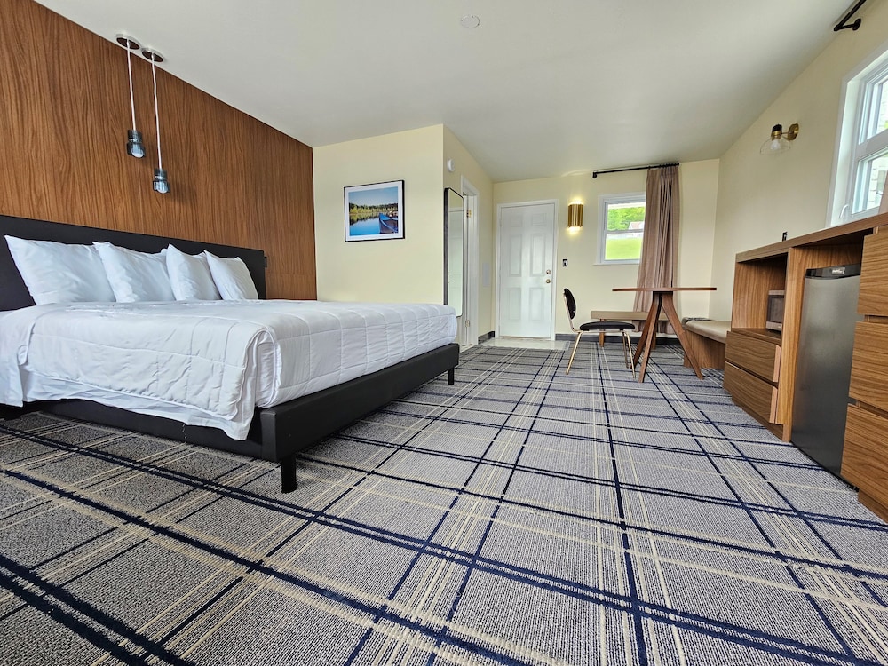 Deluxe King Room, Lake View photo 1