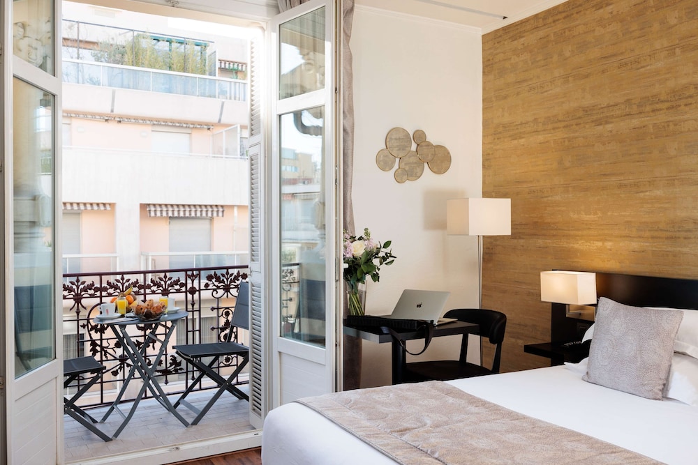 Deluxe Room, 1 King Bed, Non Smoking, Balcony (Twin bed on request) - Photo 3