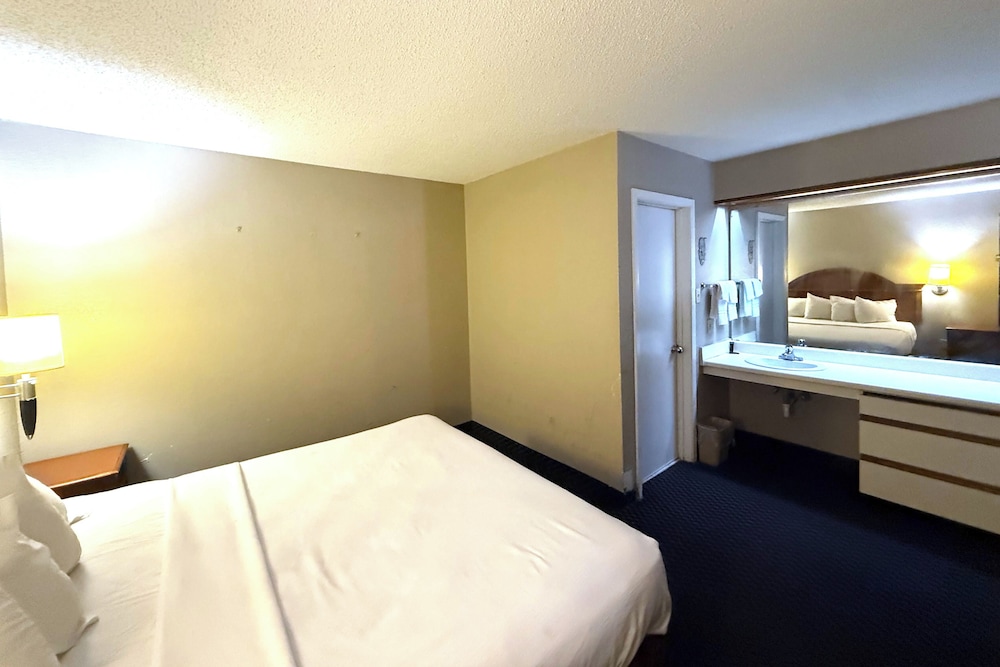 Room, 1 King Bed - Photo 3