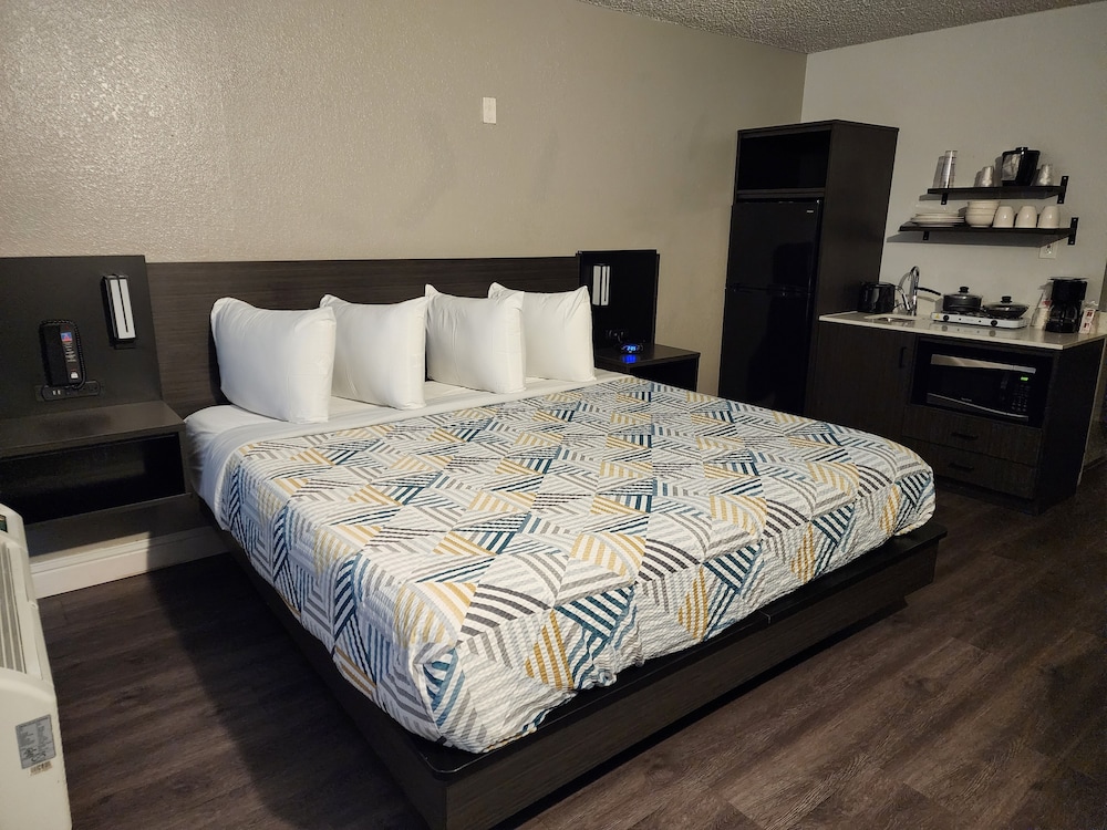 Standard Room, 1 King Bed, Non Smoking, Kitchenette - Photo 1