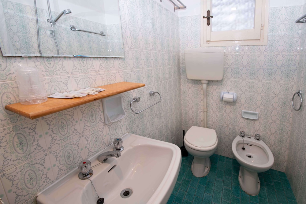 Standard Triple Room photo 2