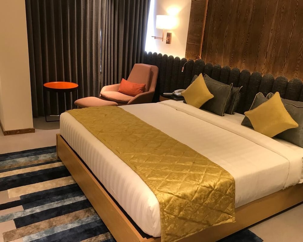 Executive Room, 1 King Bed - Photo 10