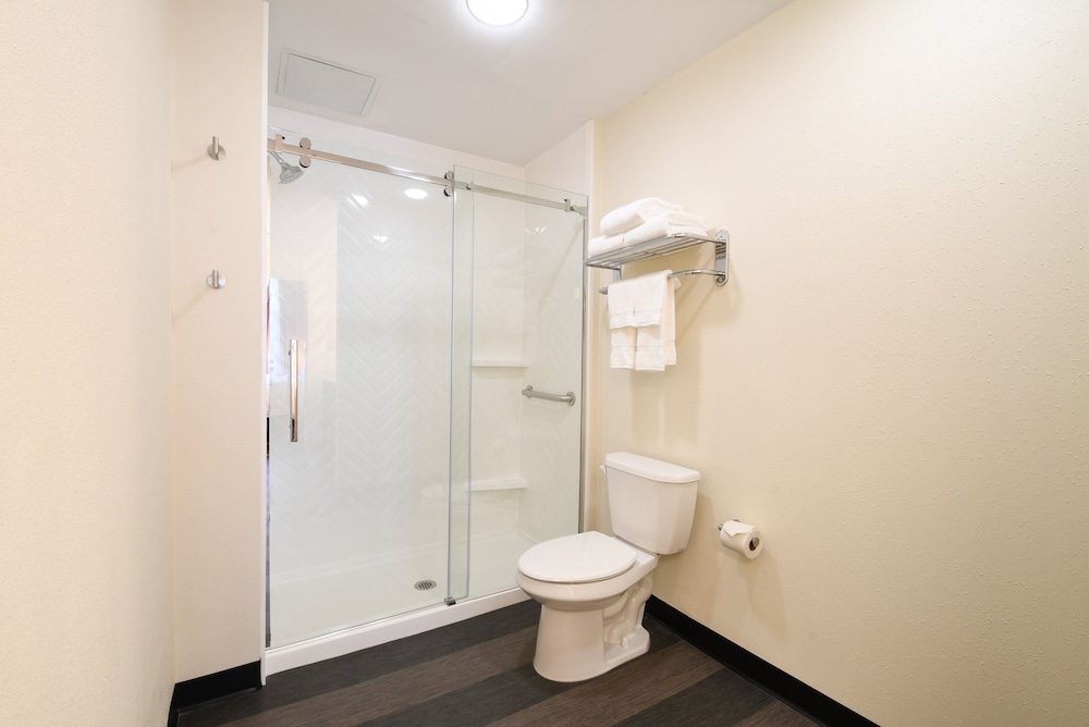 Suite, 1 King Bed (Walk-In Shower) - Photo 5