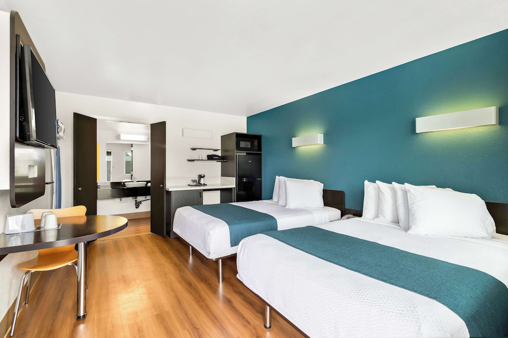 Standard Room, 2 Double Beds, Non Smoking, Refrigerator & Microwave photo 2