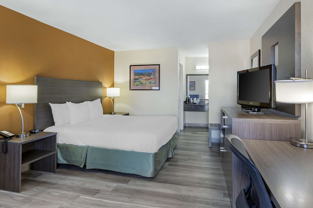 Suite, 1 King Bed with Sofa bed, Non Smoking, Kitchen (with Sofabed) photo 2