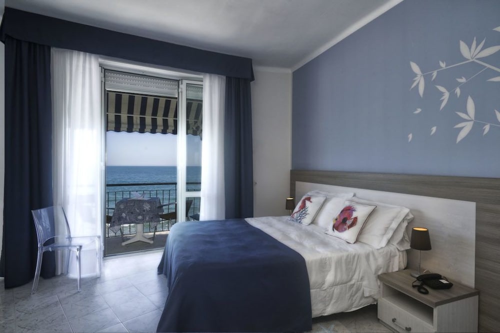 Double or Twin Room, Balcony, Sea View photo 3
