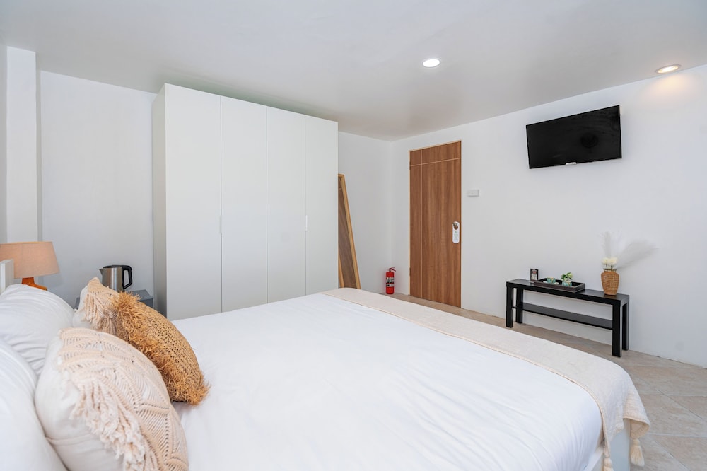 King Room with Balcony - Photo 4