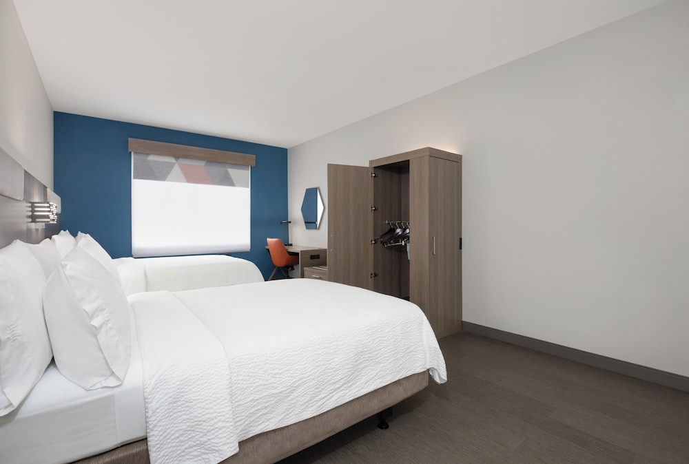 Room, 2 Queen Beds, Accessible, Bathtub photo 3