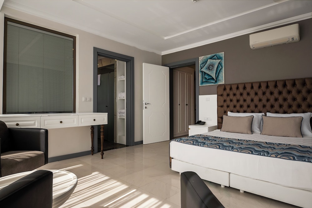 Deluxe Suite - Photo 1