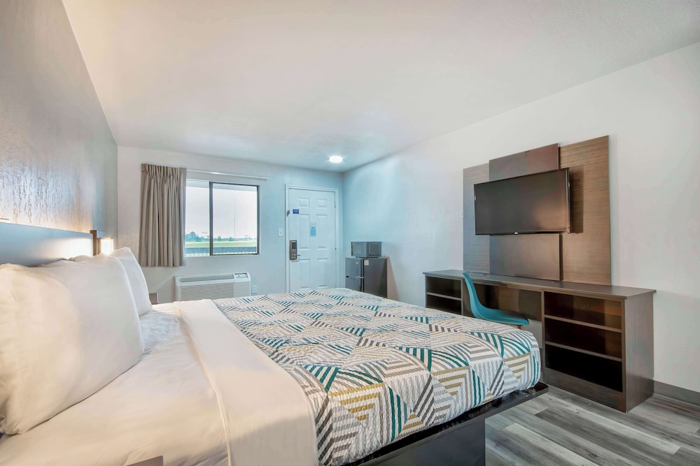 Deluxe Room, 1 King Bed, Non Smoking photo 1