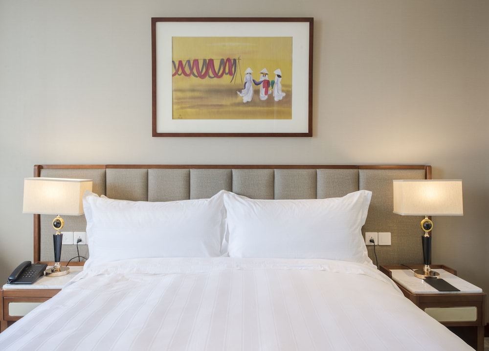 Premier Room, 1 King Bed, Smoking photo 2