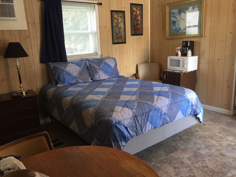 City Single Room, 1 Queen Bed, Refrigerator & Microwave, Annex Building