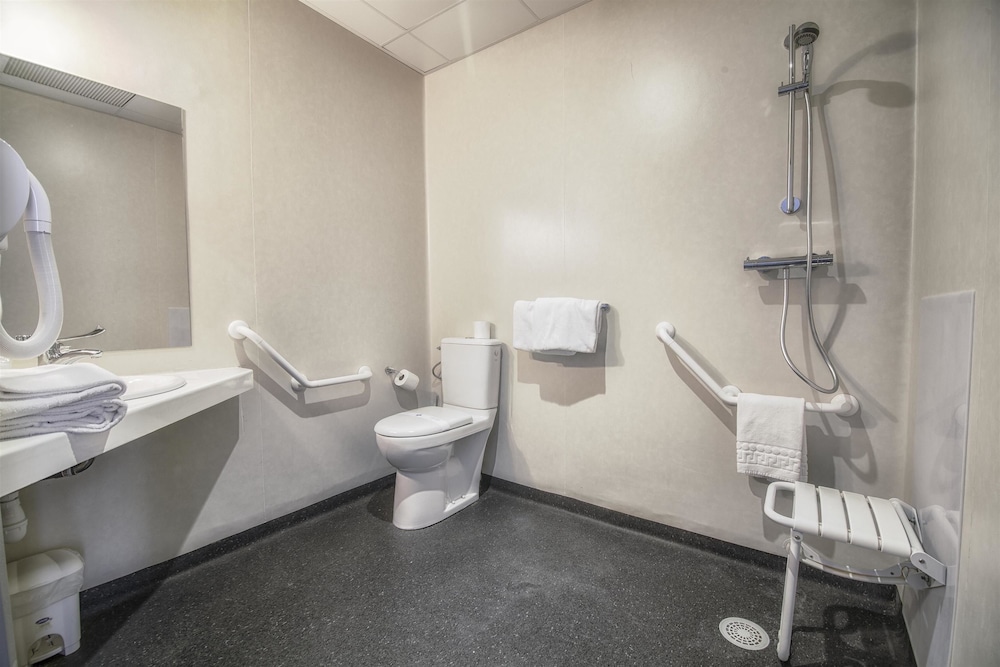 Standard Room, 3 Twin Beds - Photo 21