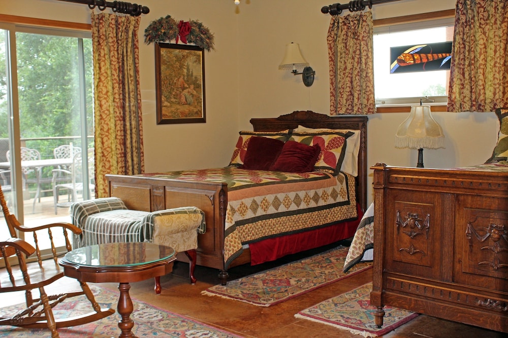 Signature Double Room, 2 Double Beds, Patio, Hill View (Marion) photo 2