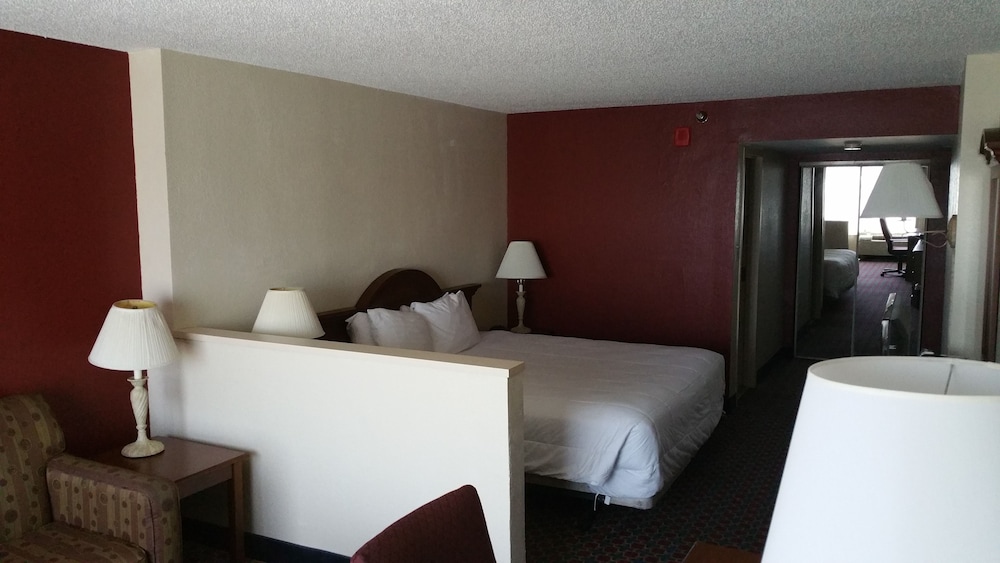 Royal Room, 1 King Bed, Non Smoking photo 3