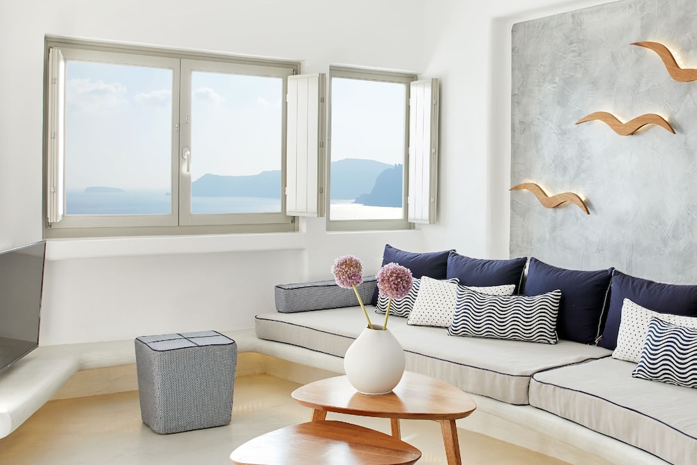 Senior Villa with Outdoor Plunge Pool and Caldera View - Photo 8
