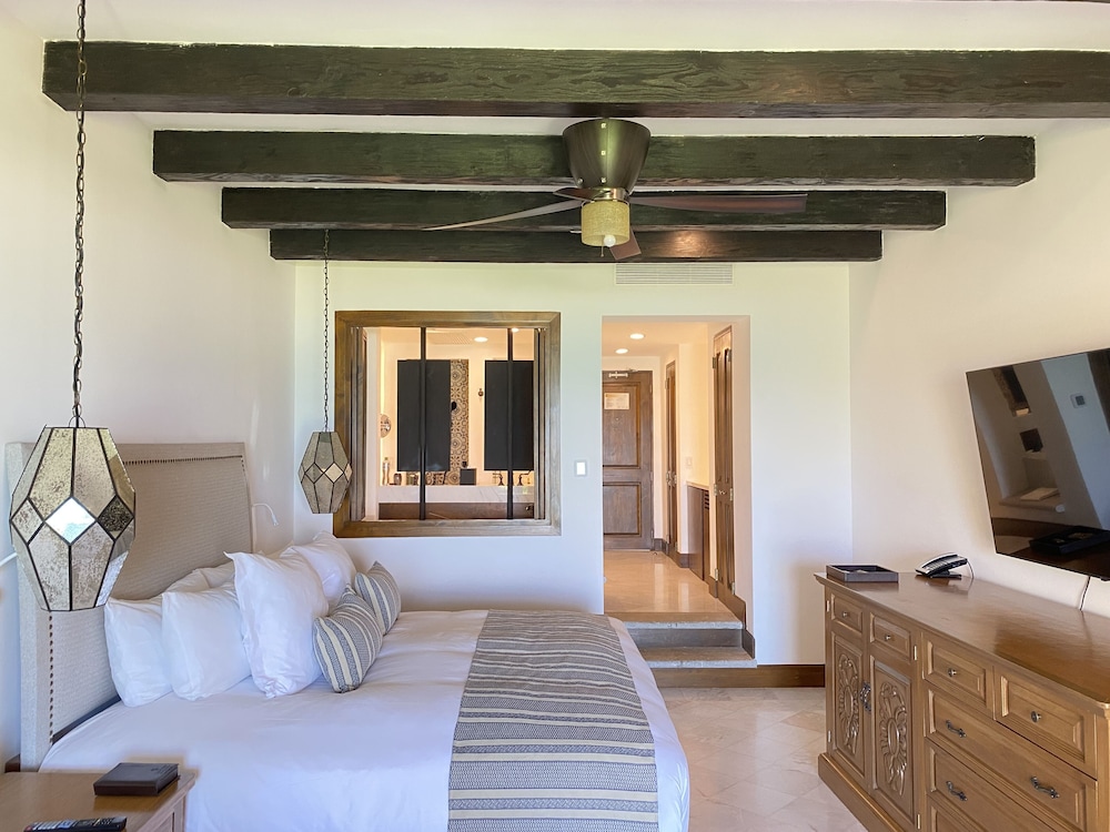 Junior Suite, 1 King Bed, Oceanfront