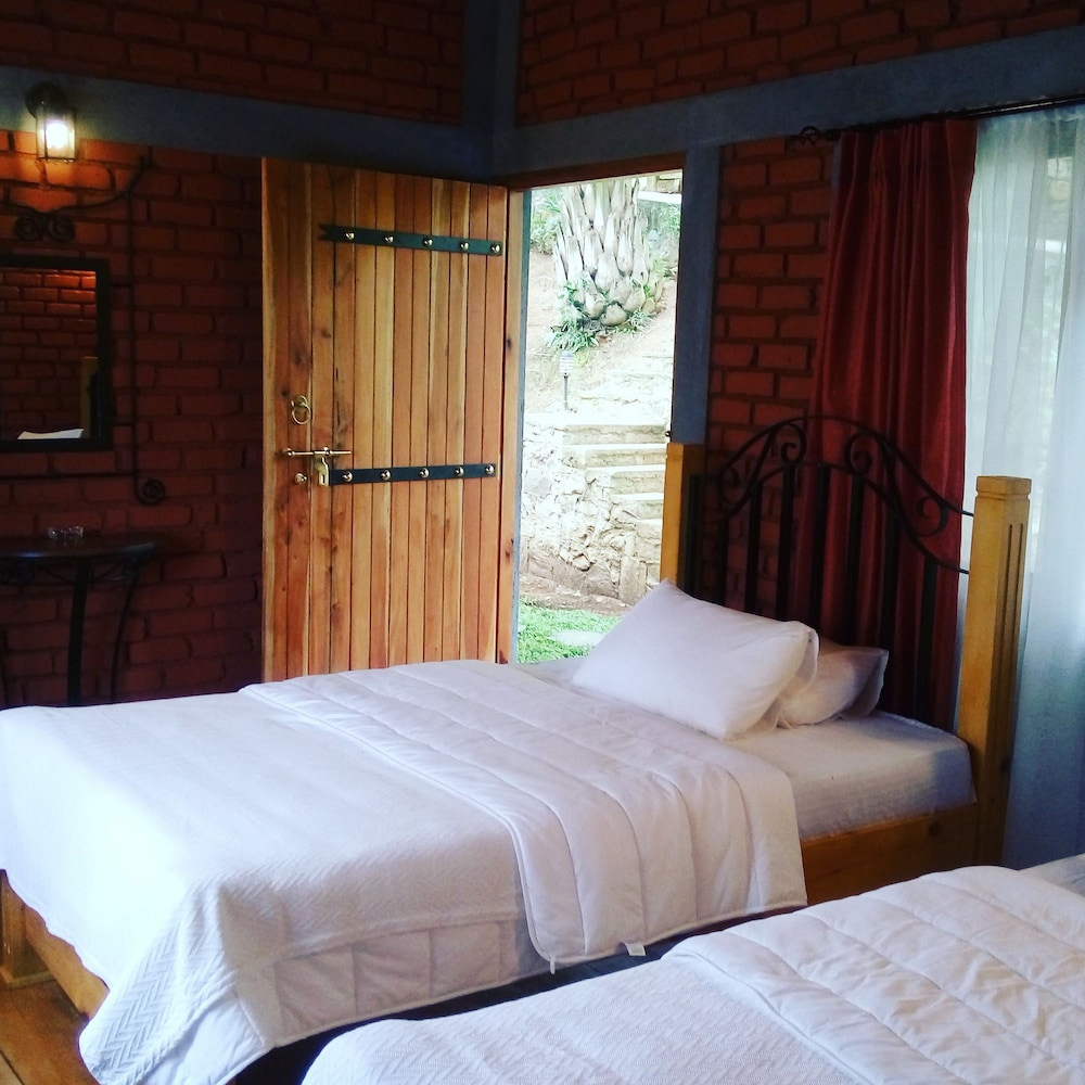 Triple Room, 1 Bedroom, Hill View, Poolside