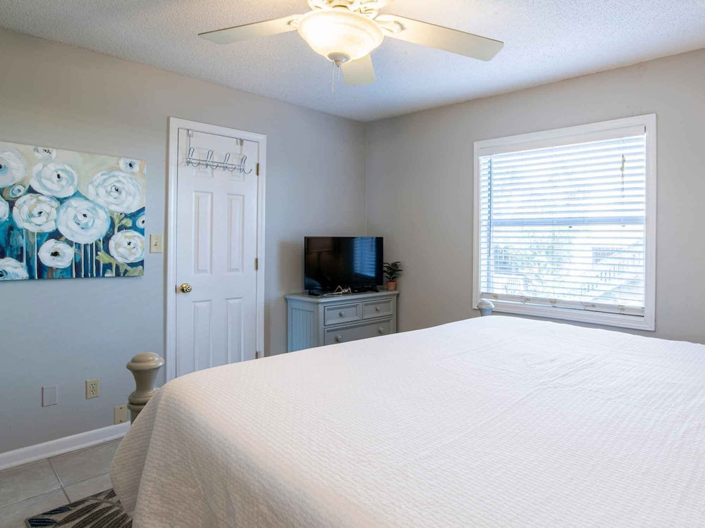 Condo, 1 King Bed with Sofa bed, Balcony photo 1