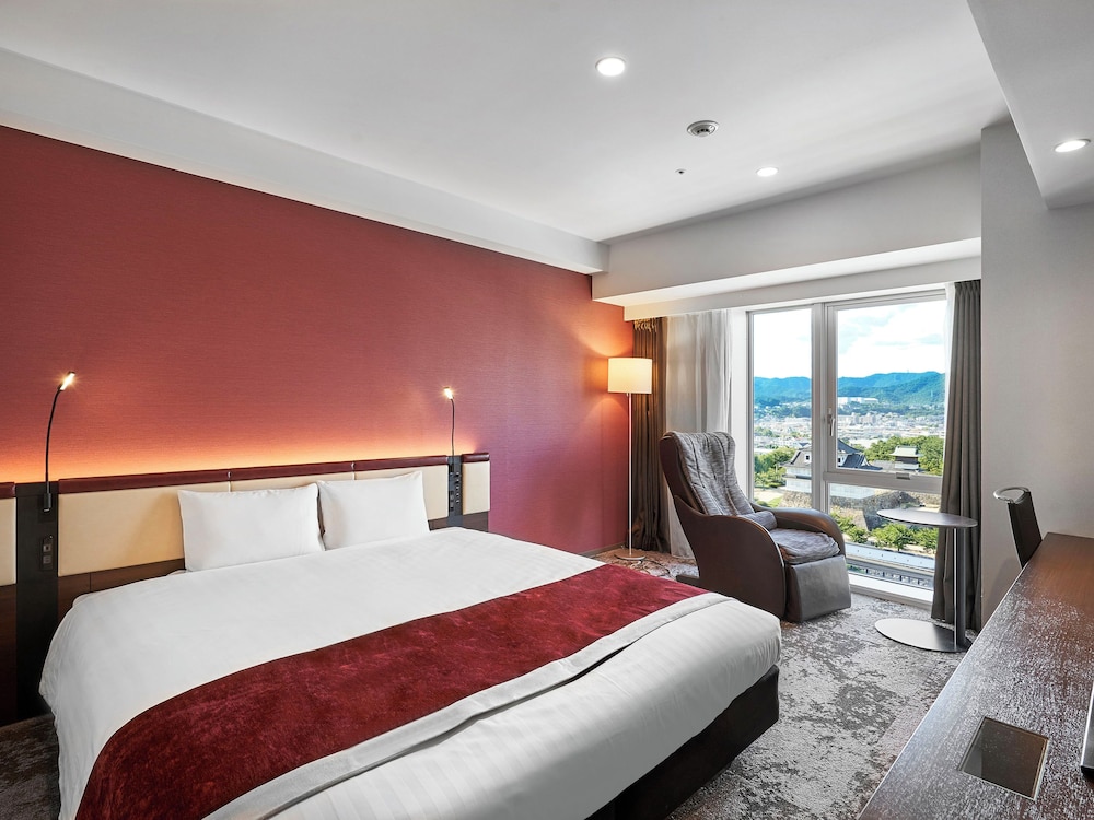 [No Smoking/No View] Deluxe King + Extra Bed - Photo 1