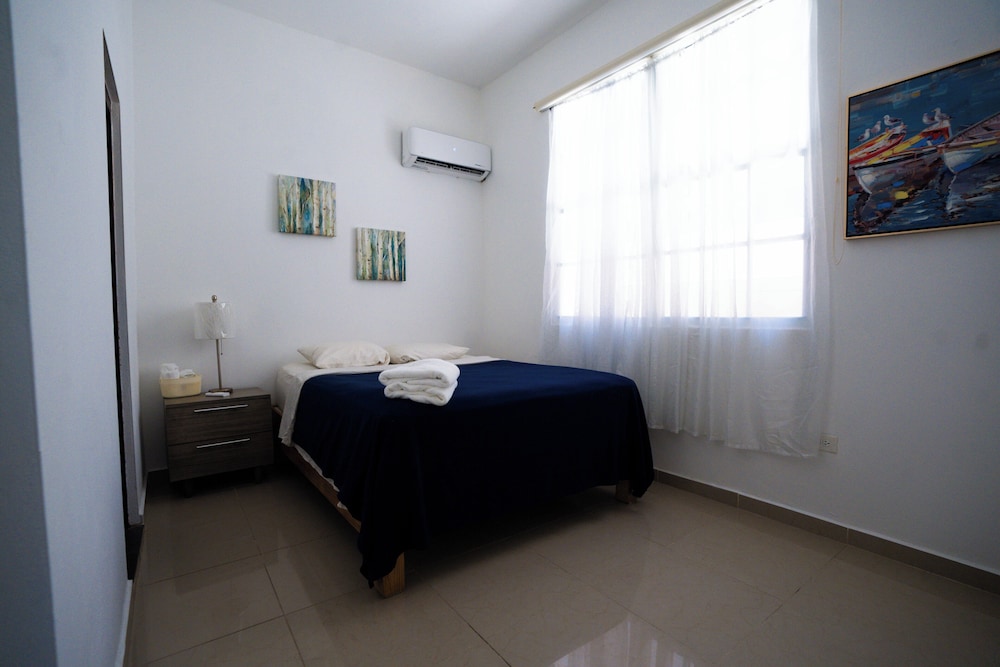 Basic Room, 1 Queen Bed photo 2