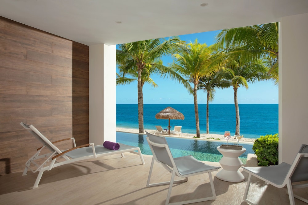 Xcelerate Junior Suite Swim Out Ocean Front King photo 2