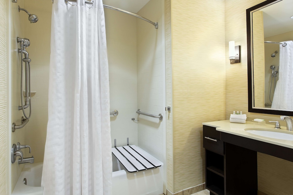 Queen Suite with Two Queen Beds - Hearing Access/Non-Smoking thumbnail 5