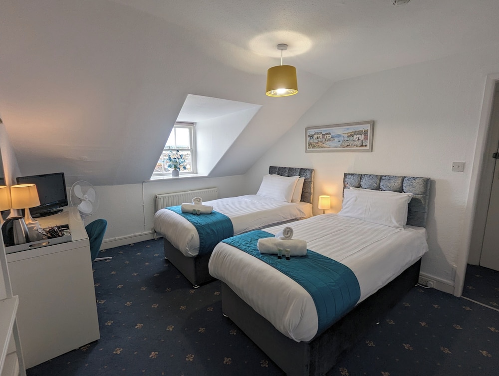 Attic Twin Room photo 1