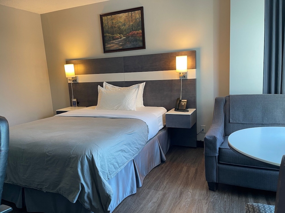 Suite, 1 Queen Bed, Non Smoking, Jetted Tub photo 3