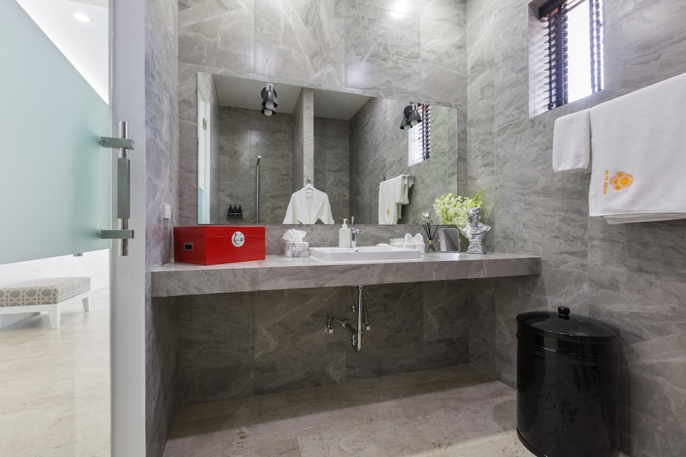 1 Bedroom Pool Suite - Photo 14