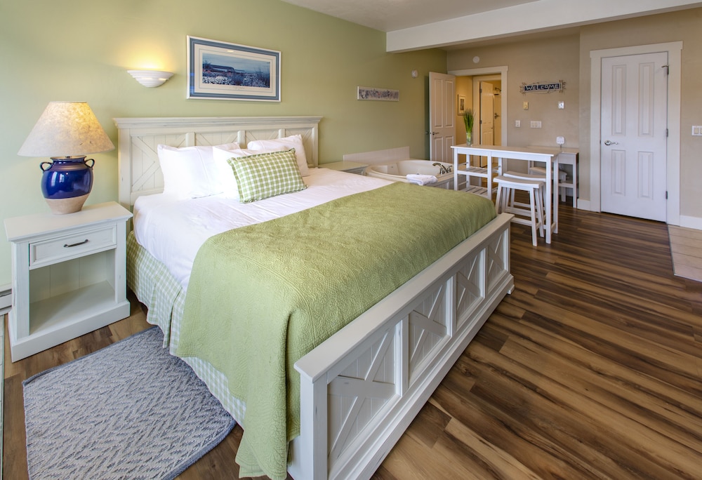 Honeymoon Studio, 1 King Bed, Fireplace photo 2