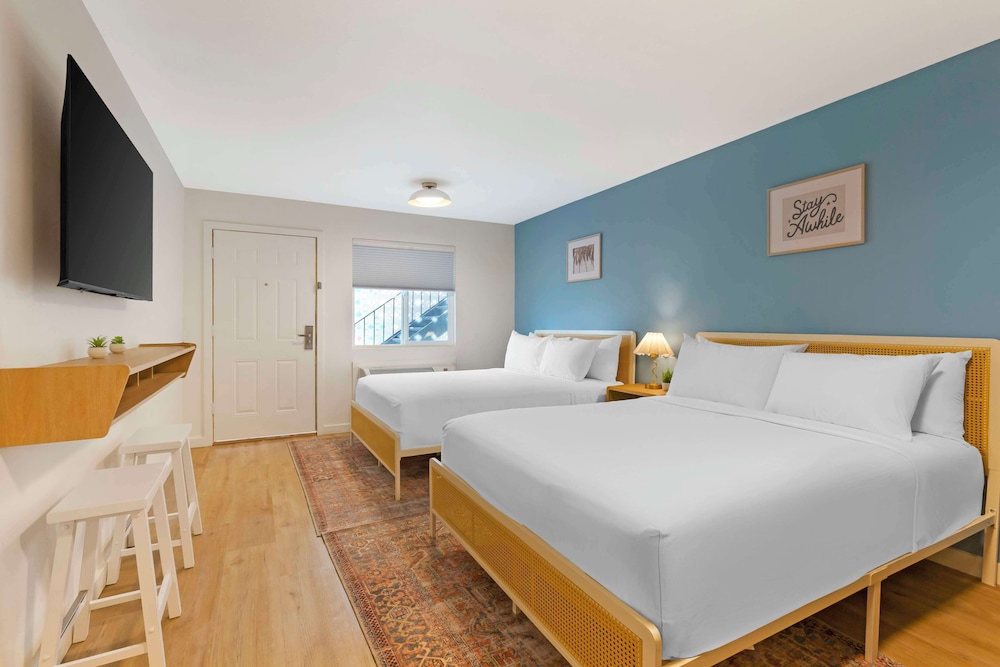 Standard Room, 2 Queen Beds, Non Smoking, Refrigerator & Microwave (Pet Friendly) - Photo 2