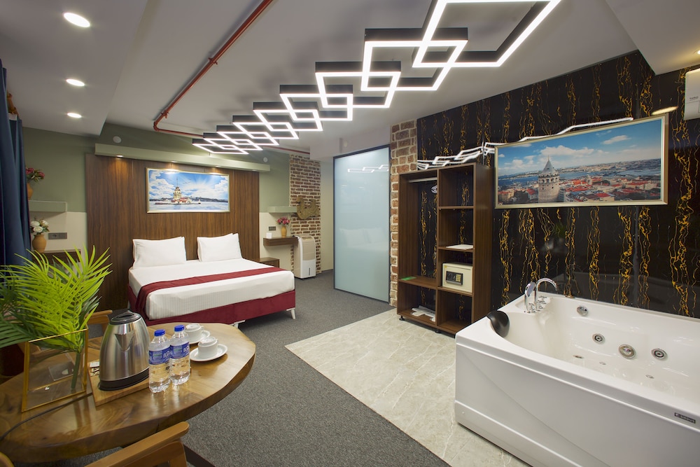 Deluxe Room, Hot Tub photo 1