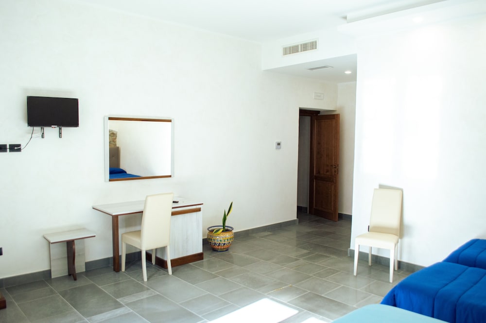 Exclusive Quadruple Room, Multiple Beds, Balcony, City View photo 3