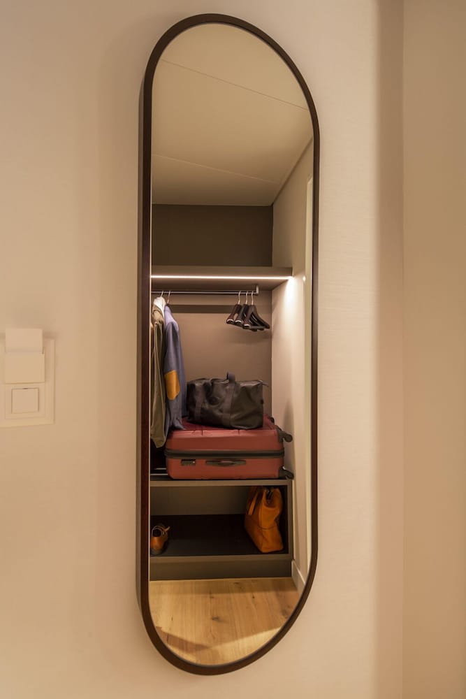 Deluxe Room, 1 Bedroom, Non Smoking thumbnail 5