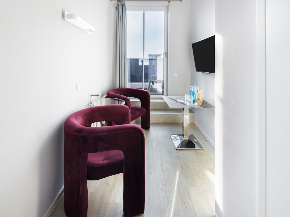 Large Studio, Kitchenette, Balcony - Photo 2