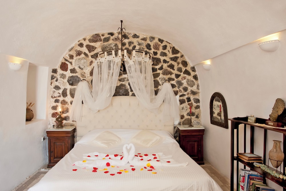 Family Cave Suite with Caldera View - Photo 1