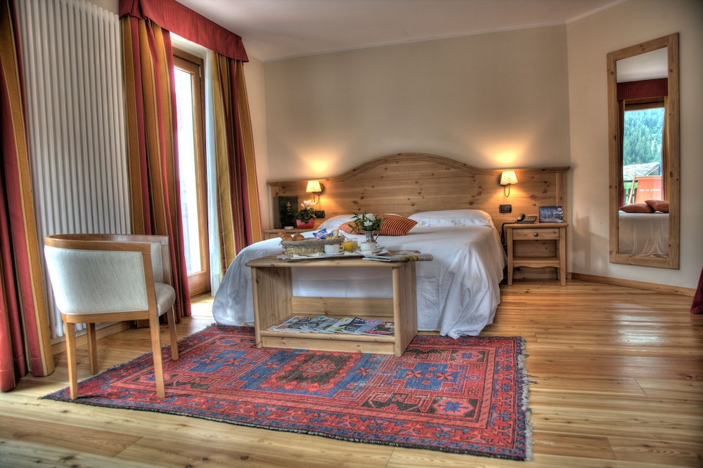 Junior Suite (One King Bed & Two Single Beds) photo 2