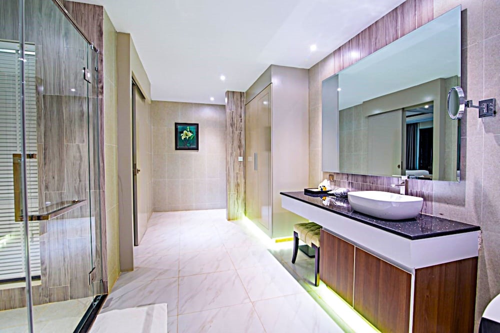 Executive Suite Pool View - Photo 6
