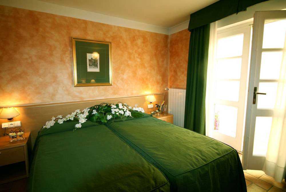 Double or Twin Room - Photo 4