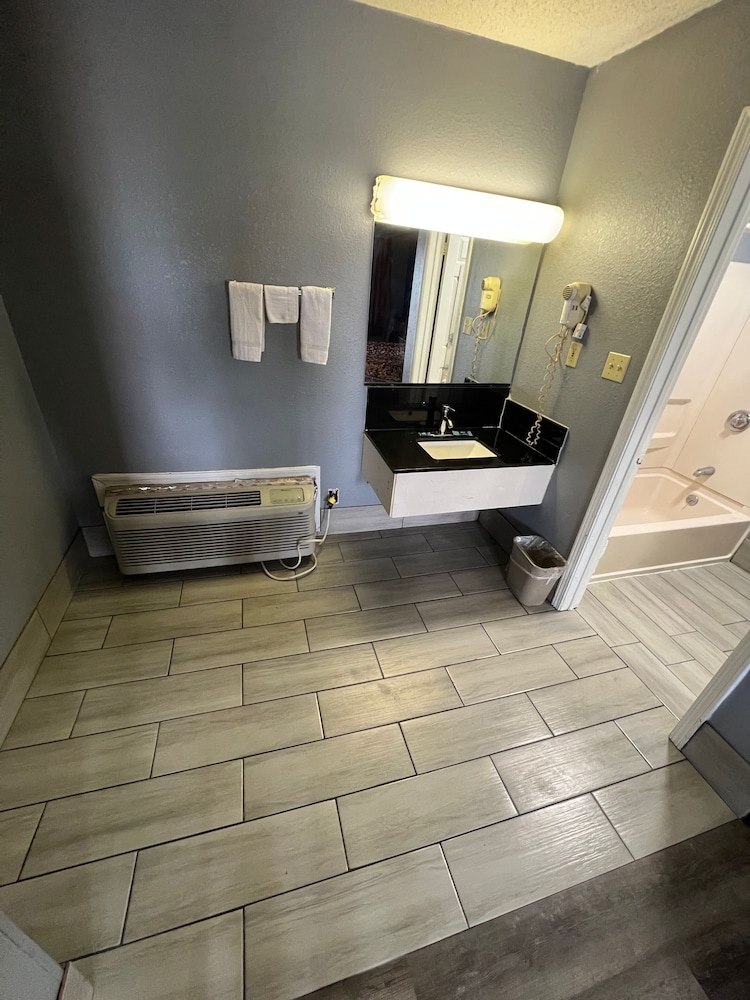 Basic Double Room Single Use, 2 Bedrooms, Smoking photo 2