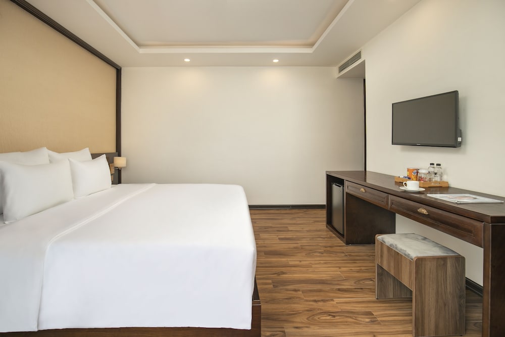 Deluxe Double Room, 1 King Bed, Partial Sea View - Photo 4