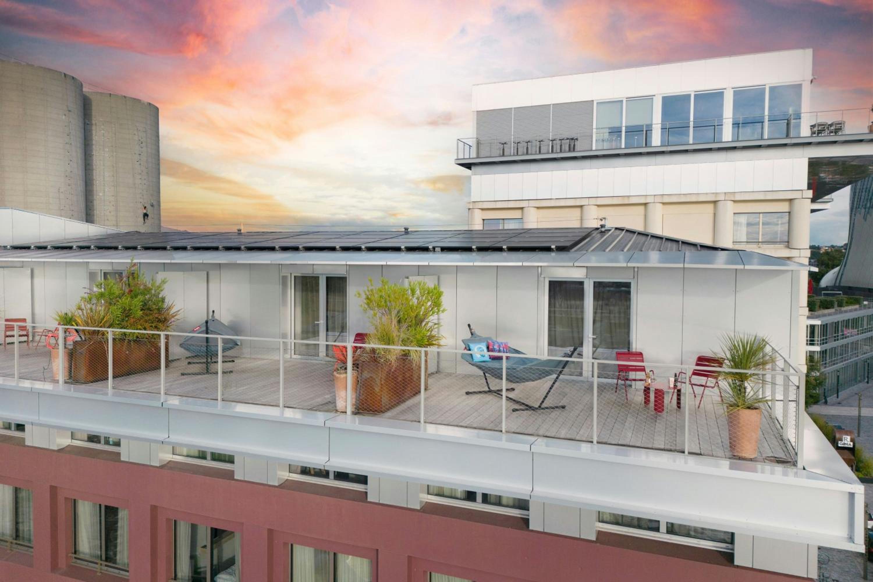 Moxy Harbor Sleeper Rooftoop Terrace Room with Harbor View - Photo 8