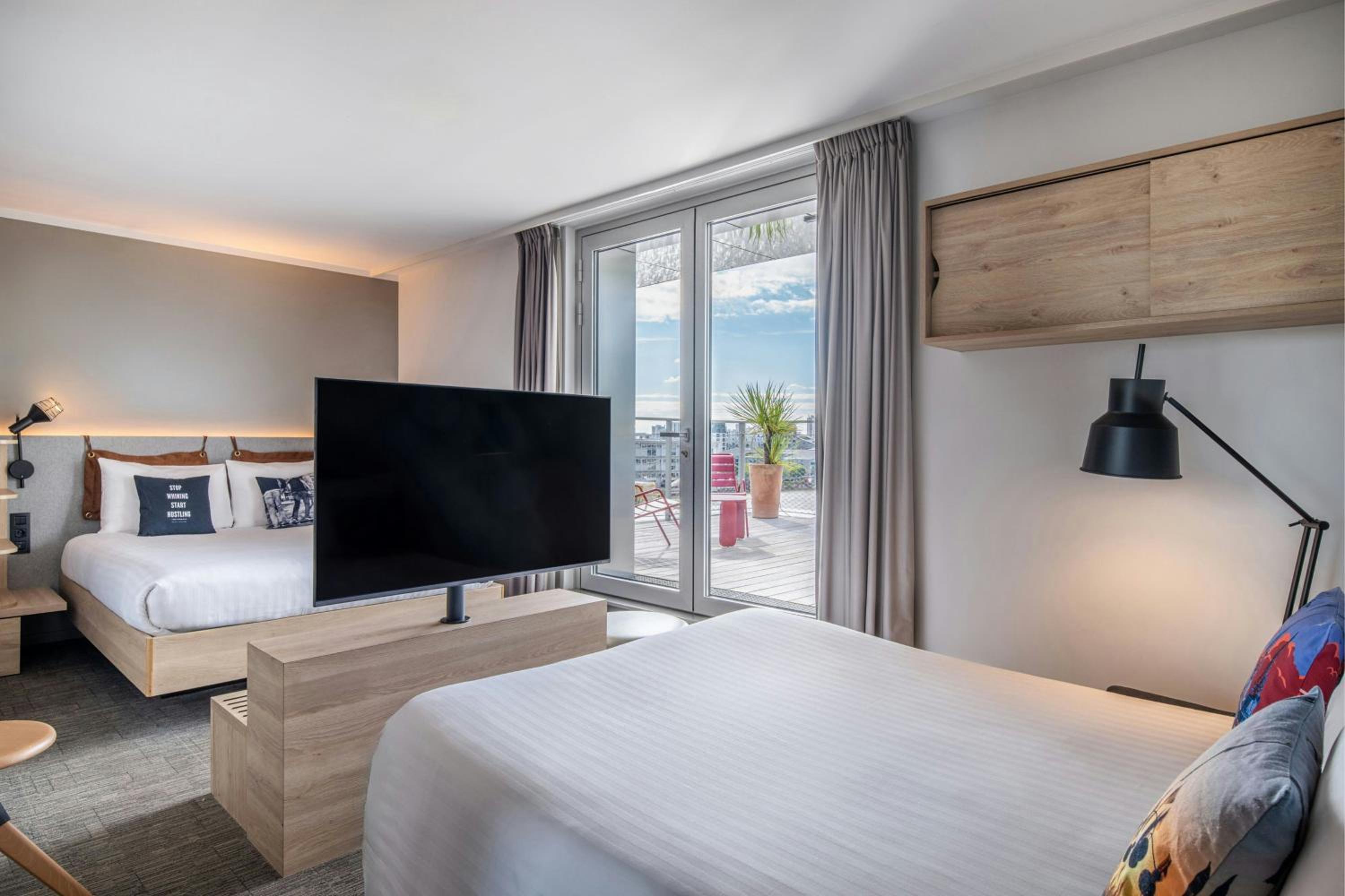 Moxy Harbor Sleeper Rooftoop Terrace Room with Harbor View - Photo 10
