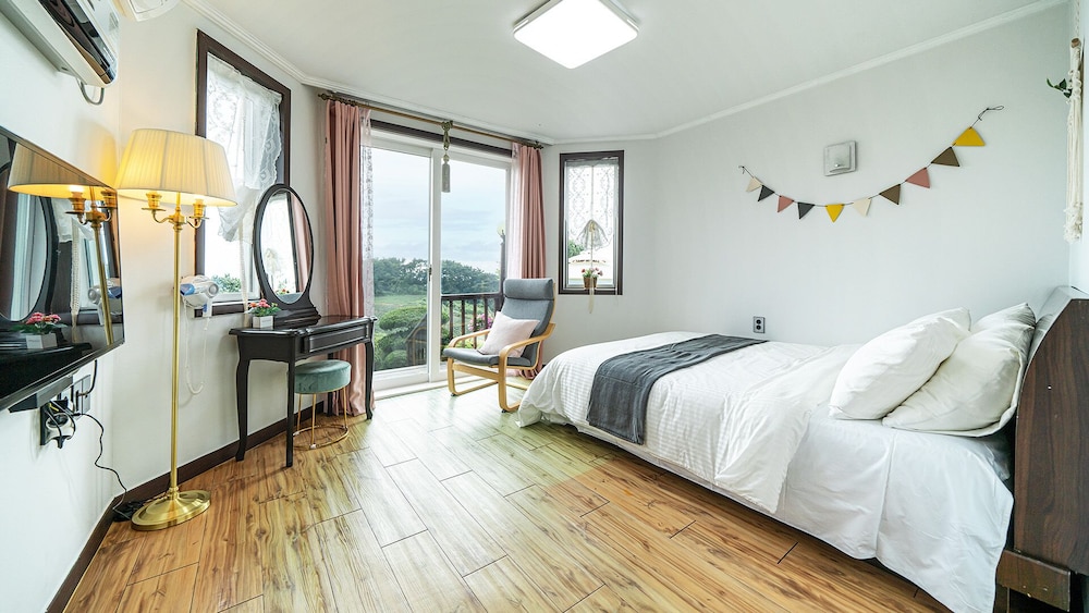 Room (101 Happy)