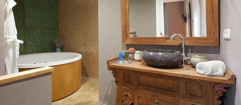 Deluxe Suite, Jetted Tub, Courtyard View photo 3