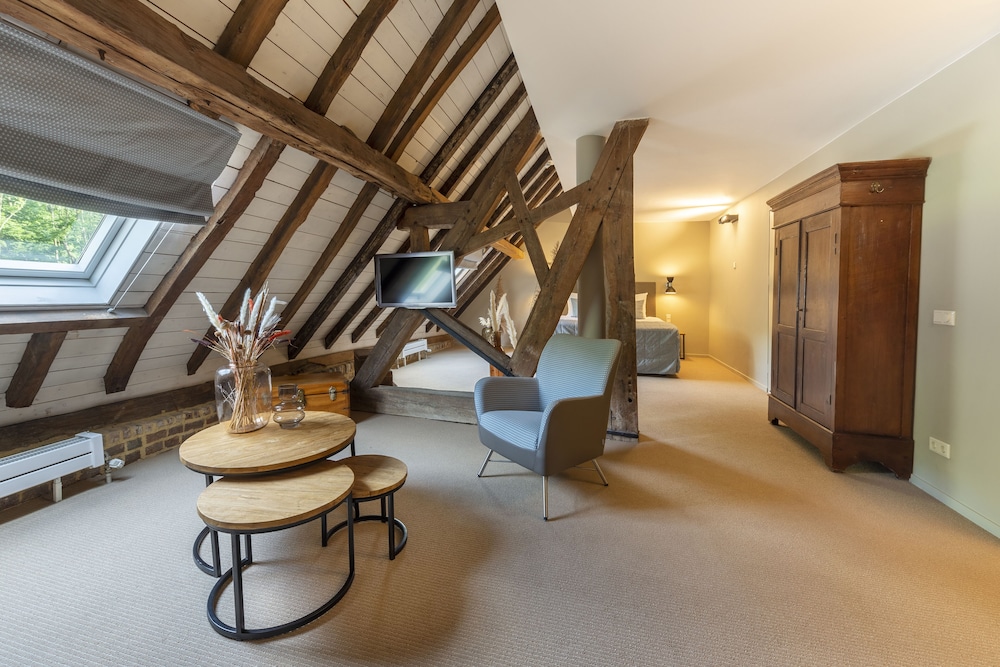 Signature Suite - Photo 1