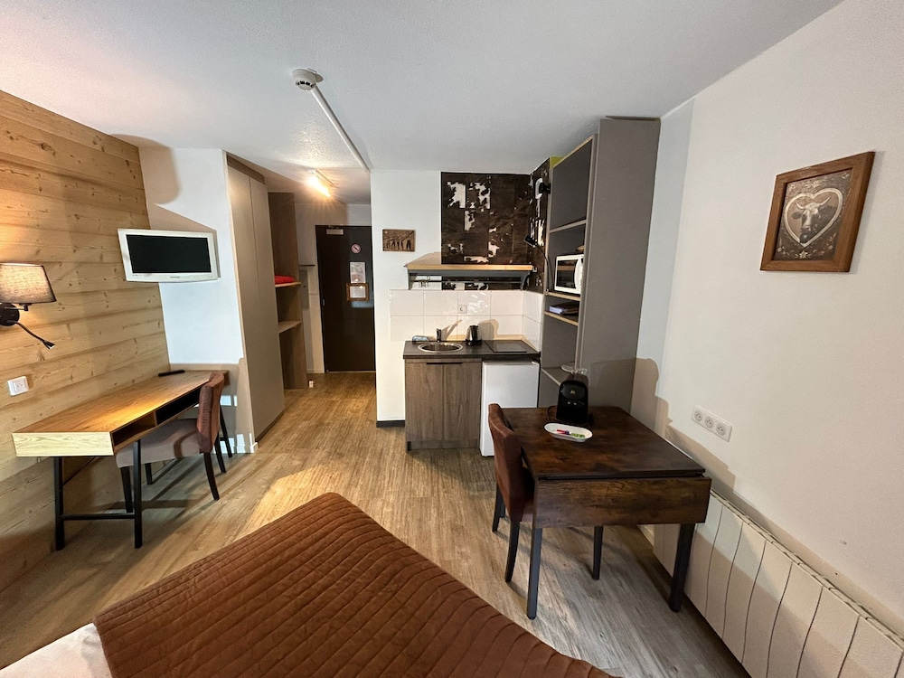Junior Studio, 1 Large Twin Bed, Kitchenette, Garden Area photo 2
